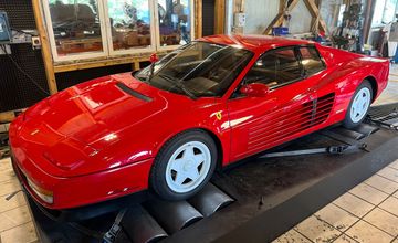 Roter Ferrari auf dem Leistungsprüfstand bei Proment Prüfstand