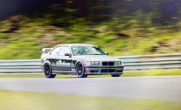 BMW auf der Rennstrecke als Referenzfahrzeug aus dem Motorsportumfeld