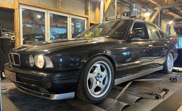Schwarzer BMW auf dem Prüfstand als Einblick in die Messumgebung